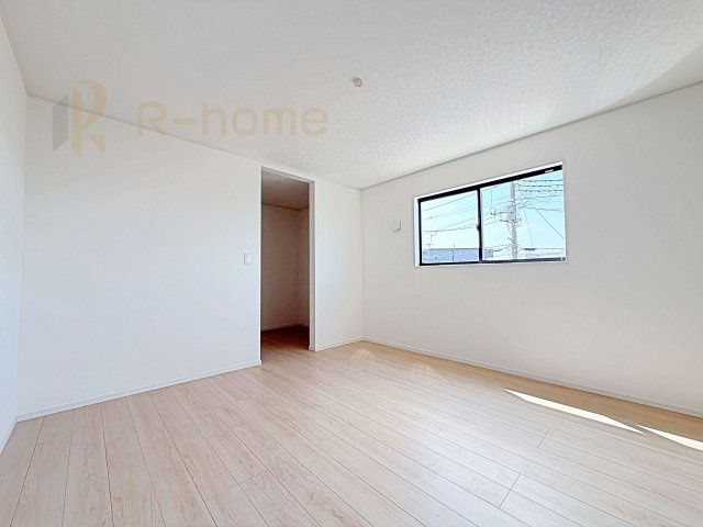 かすみがうら市下稲吉第15　新築戸建て　6号棟の洋室|収納便利なウォークインクローゼット付きの洋室♪
明るく風通しの良いお部屋です♪