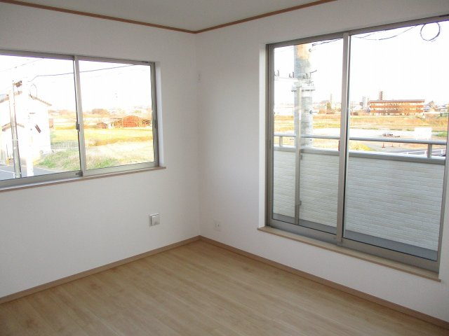 守山区苗代2丁目｜名古屋市の戸建ならホームアップの洋室|【売主施工例】窓から心地よい光と風を取り込む二面採光。プライベートな時間をゆったりと過ごせる、安らぎの居室空間です。