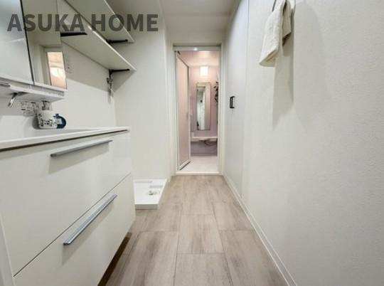 パークハイム山手の独立洗面台|洗面所には収納棚やタオル掛けも完備♪