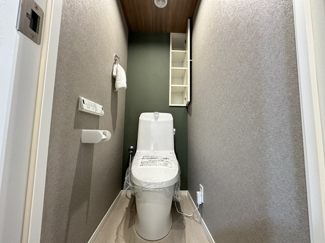 パークハイム山手のトイレ|空間を邪魔しない縦長収納でトイレ用品をしまうことができ、床に置かないのでお掃除しやすそうですね。