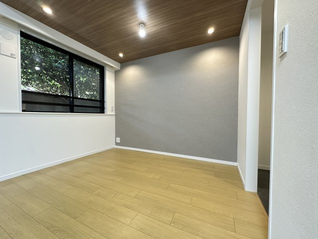 パークハイム山手の洋室|無償で間仕切り設置して、２LDKのお部屋に変更することもできます。詳しくはアスカホームまで。