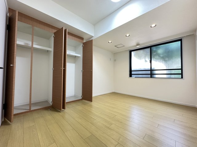 パークハイム山手の洋室|広々とした明るい主寝室は居心地も良さそうですね。