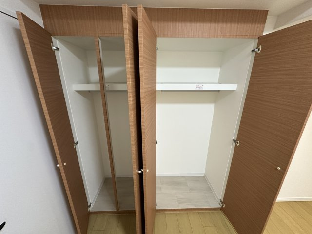 パークハイム山手の収納|枕棚があるクローゼットは多様なお洋服の収納にも対応しやすく、大切なお洋服をきれいな状態で収納できます。