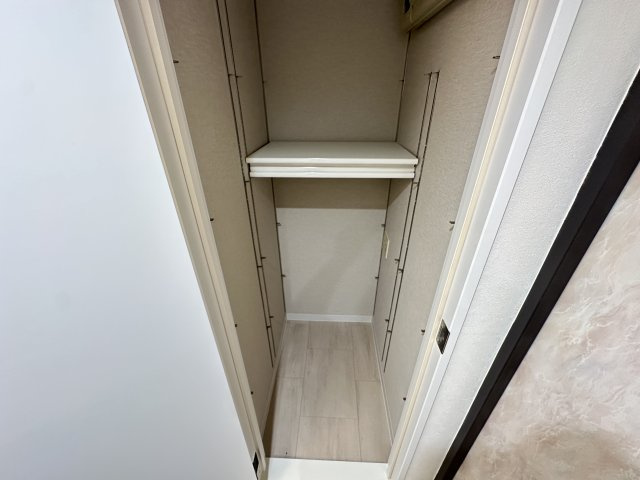 パークハイム山手の収納|奥行のある玄関収納です。ゴルフバックの収納などによさそうです。
