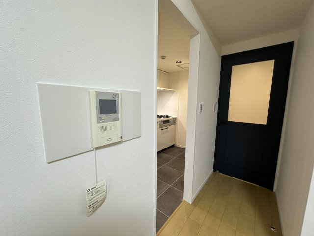 パークハイム山手の防犯設備|テレビ付きモニターなので急な来客時やお子様のお留守番にも安心な設備ですね。