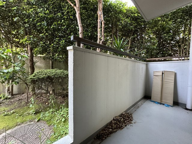 パークハイム山手のバルコニー|角部屋のバルコニーはプライベート感がありますね。