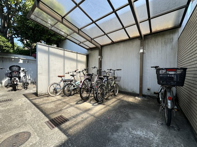 パークハイム山手の駐輪場|大切な自転車を雨から守ってくれる屋根付きの駐輪スペースです。