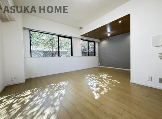 パークハイム山手の居間・リビング|リビングとキッチンが分けられているLDK♪生活動線に配慮された間取りとなっております。