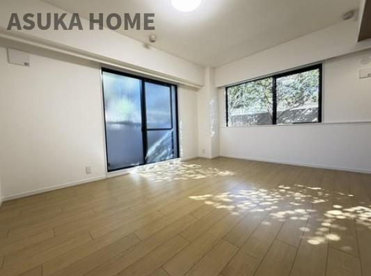 パークハイム山手の居間・リビング|角部屋で明るい室内です♪