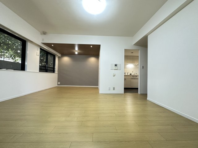 パークハイム山手の居間・リビング|ゆとりのあるダイニングスペースになっているのでライフスタイルに合わせて柔軟にお使いいただけます。