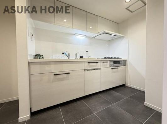 パークハイム山手のキッチン|白を基調とした一体感のあるシステムキッチンが魅力的なキッチンスペースとなっております。