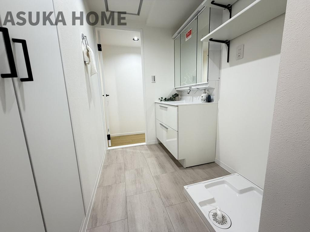 パークハイム山手の独立洗面台|使いやすい3面鏡の洗面台です♪