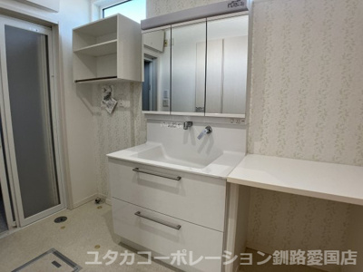 【独立洗面台】 | 美原3丁目7-1売家 | 独立洗面台、小物を置くことができて便利です