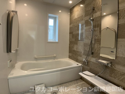 【浴室】 | 美原3丁目7-1売家 | お風呂です、窓があるので昼間に入ると気持ちよさそうですね