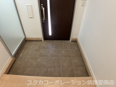 【玄関】 | 美原3丁目7-1売家 | 玄関入って右側にはクロークがあります