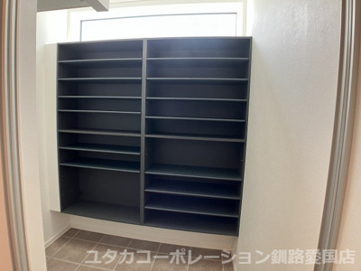 【収納】 | 美原3丁目7-1売家 | 玄関入って右側のクロークです、奥にはコートかけも装備してます