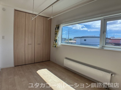 【洋室】 | 美原3丁目7-1売家 | 2階サンルーム5.5帖には、洗濯物を干せます