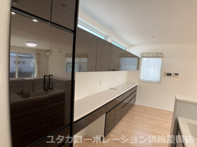 【収納】 | 美原3丁目7-1売家 | キッチンと向かい合わせに食器収納棚があります
