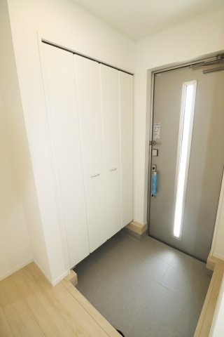 郡山市安積荒井2丁目第3　　　２号棟　　安積第１小学校、安積中学区の玄関