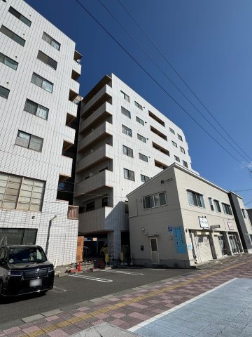 想定年間賃料2,209.2万　想定利回り10.04％　鉄筋コンクリート造の外観