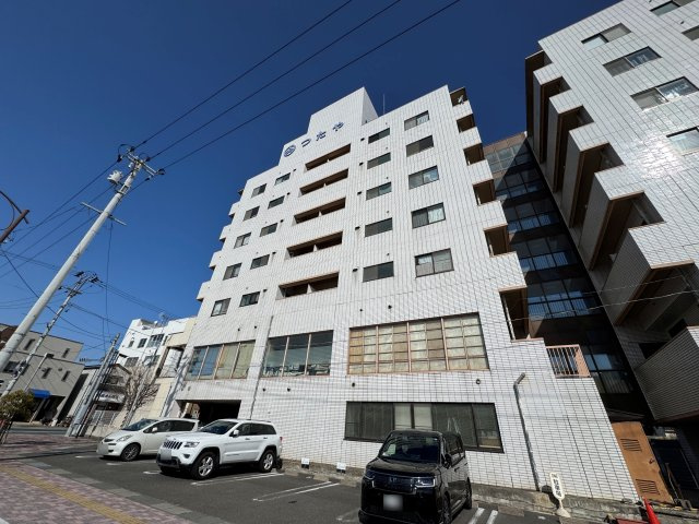 想定年間賃料2,209.2万　想定利回り10.04％　鉄筋コンクリート造の外観