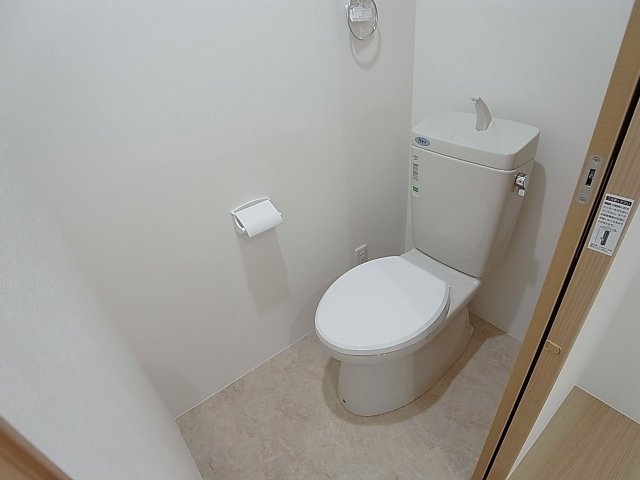 多聞コーポラスのトイレ|トイレも入れ替えて綺麗