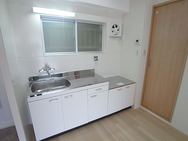 多聞コーポラスのキッチン|窓も有る広々キッチンスペース、入れ替えており綺麗