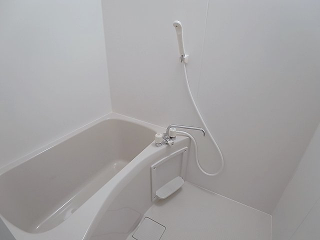 多聞コーポラスの浴室|清潔感の有るユニットバスルーム、お風呂も入れ替え済み