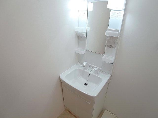 多聞コーポラスの洗面所|シャワー付きの独立洗面