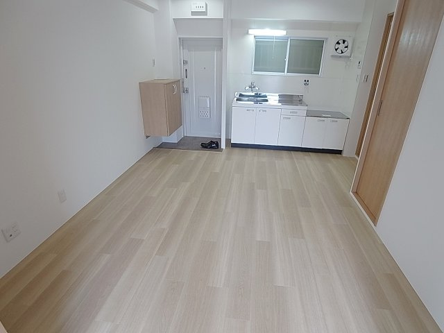 多聞コーポラスの居間・リビング|リビング、洋室ともにフローリングも張り替えています