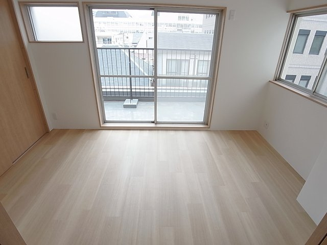 多聞コーポラスの内装|2面採光の明るい洋室、風通しも良好