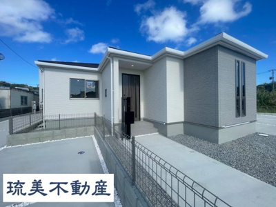 【外観】 | 南城市玉城百名3期（全2棟）2号棟 | 2号棟　敷地面積76坪♪並列駐車3台完備♪