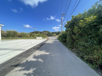 【前面道路含む現地写真】 | 南城市玉城百名3期（全2棟）2号棟 | ※南西側公道4.5m♪