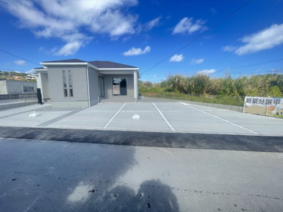 【外観】 | 南城市玉城百名3期（全2棟）2号棟 | 2号棟　敷地面積76坪♪並列駐車3台完備♪