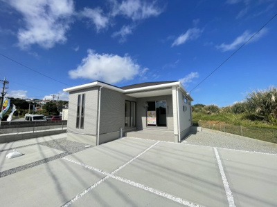 【外観】 | 南城市玉城百名3期（全2棟）2号棟 | 2号棟　敷地面積76坪♪並列駐車3台完備♪