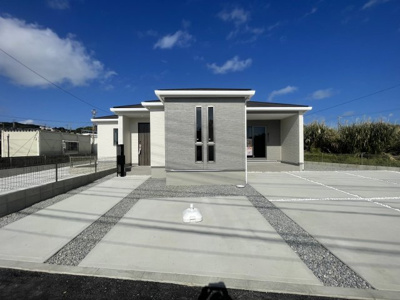 【外観】 | 南城市玉城百名3期（全2棟）2号棟 | 2号棟　敷地面積76坪♪並列駐車3台完備♪