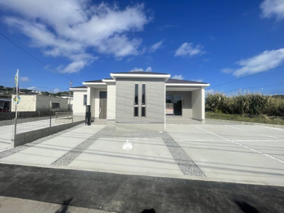 【外観】 | 南城市玉城百名3期（全2棟）2号棟 | 2号棟　敷地面積76坪♪並列駐車3台完備♪