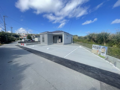 【駐車場】 | 南城市玉城百名3期（全2棟）2号棟 | 2号棟　並列駐車3台完備♪