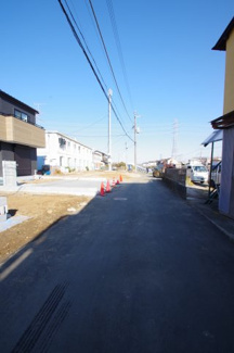 【前面道路含む現地写真】 | 【仲介手数料無料！！】八王子市東中野　新築戸建て（全2棟）1号棟　5799万円 | 令和８年２月１３日撮影　建築中