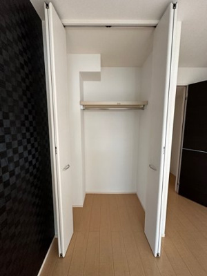 【収納】 | ブランシェ桜新町 | ※参考写真※洋室8.2帖のお部屋にあるクローゼットです♪大切なお洋服もしわにならないようにハンガーがけができます☆