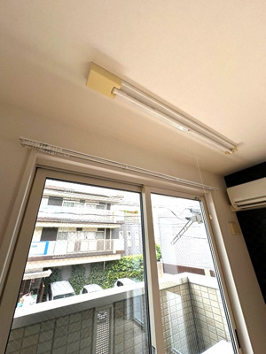 【設備】 | ブランシェ桜新町 | ※参考写真※洋室8.2帖のお部屋にある室内物干しです！雨の日やお出掛け時の室内干しにとても便利☆花粉や梅雨の時期に重宝しますね♪