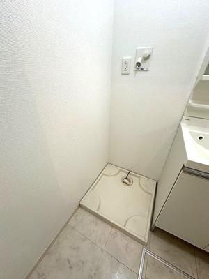 【設備】 | ブランシェ桜新町 | ※参考写真※洗面所内、洗髪洗面化粧台横にある室内洗濯機置き場です♪室内に置けるので洗濯機が傷みにくい☆