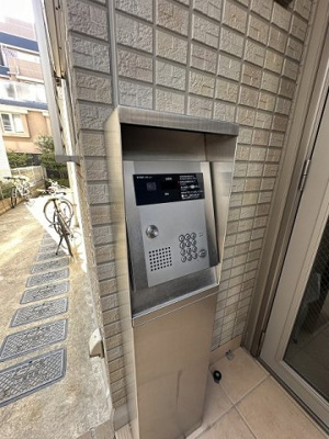 【エントランス】 | ブランシェ桜新町 | 防犯対策に有効なオートロック付きのエントランスです！一人暮らしの方も安心ですね♪