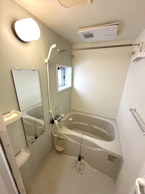 【浴室】 | ブランシェ桜新町 | ※参考写真※浴室乾燥機付きのバスルームです！換気のできる小窓付き♪お風呂に浸かって一日の疲れもリフレッシュ♪