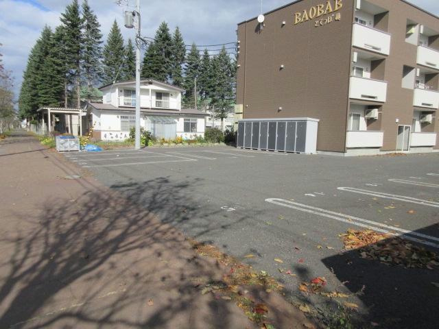 Baobabとてっぽ通の駐車場
