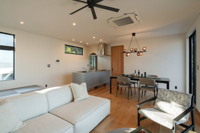 【居間・リビング】 | Vilike大室高原 | 別荘時間を格上げする優雅なLDK