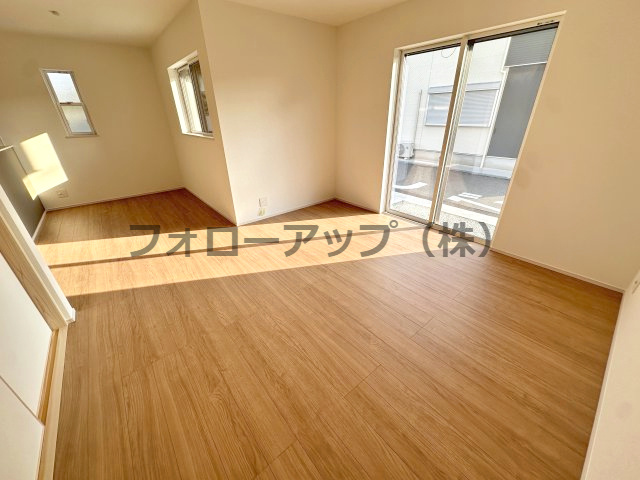 堺市西区浜寺諏訪森町東4号棟の居間・リビング