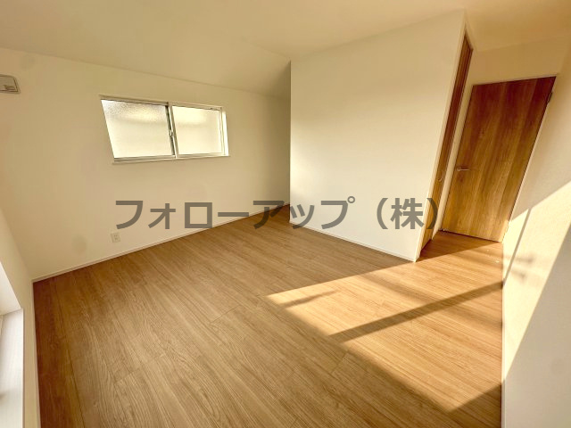 堺市西区浜寺諏訪森町東4号棟の洋室|明るい洋室です