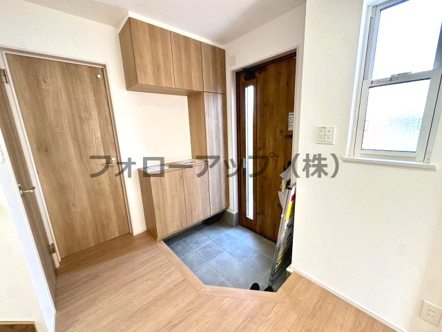 堺市西区浜寺諏訪森町東4号棟の玄関|ゆったりとした玄関です