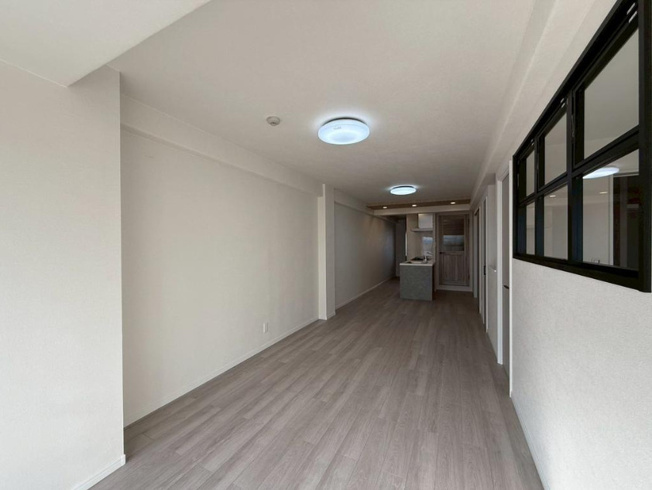 【居間・リビング】 | シャルマンコーポ今里 | 【LDK：約15.9帖】クロス貼替え、フローリング張替え、水廻り設備一新、建具新調、ハウスクリーニング済みです☆